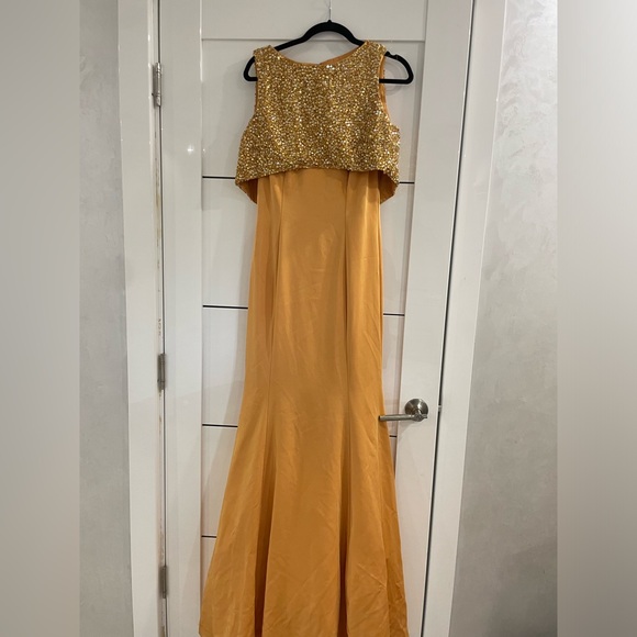 dress looks brand new I only wear it one time no tag - Picture 3 of 4